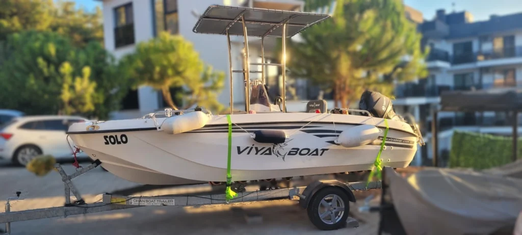 Römork üzerinde taşınan, balık avı için kullandığım Viyaboat merkez konsollu balıkçı teknesi, açık güverte yapısı ve pratik ekipman yerleşimi